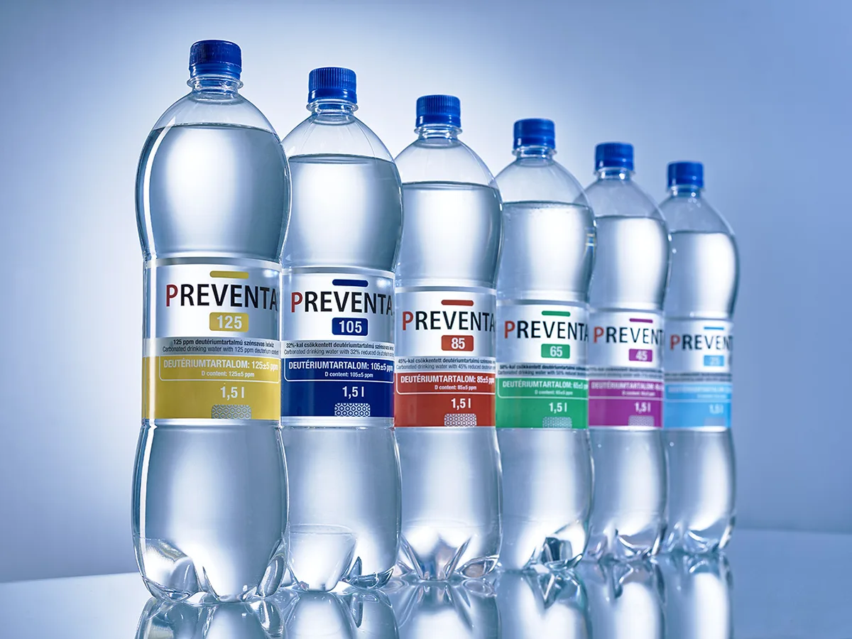 diverse bottiglie di acqua a ridotto contenuto di deuterio una accanto all'altra che rappresentano la qualità dell'acqua Preventa